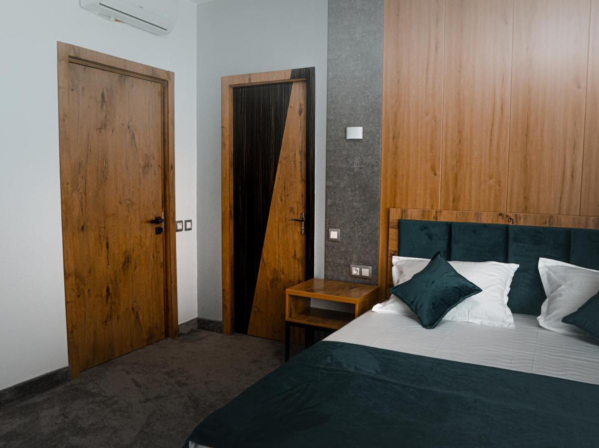 Demure Hotel Tashkent Esterno foto